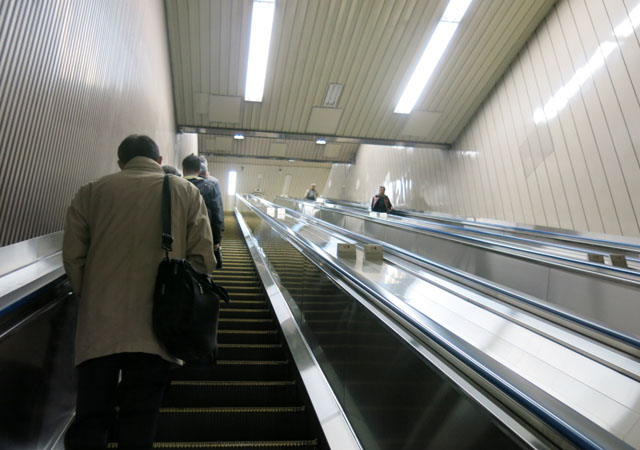 馬喰町駅上りホームから7